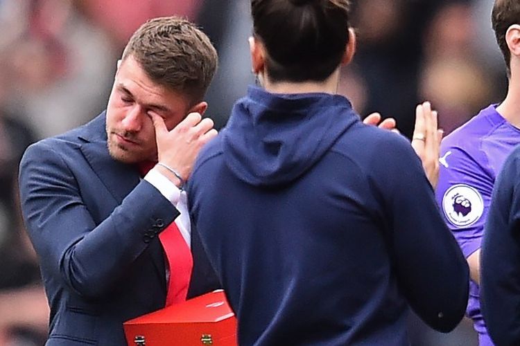 Aaron Ramsey tampak menangis seusai laga Arsenal vs Brighton & Hove Albion di Stadion Emirates, 5 Mei 2019. Dia akan pindah dari Arsenal dan bergabung ke Juventus pada musim panas 2019. 