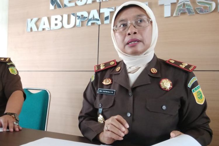 Kepala Kejaksaan Negeri Singaparna Tasikmalaya, Sri Tatmala Wahanani, sedang memberikan keterangan Pers tersangka korupsi Kepala Desa Sukahening, Kabupaten Tasikmalaya, Rabu (26/6/2019). 