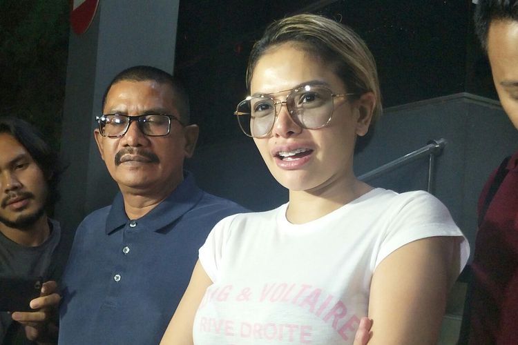 Pembawa Nikita Mirzani usai melaporkan anak angkat advokat Elza Syarief, Poppy Kelly di Polda Metro Jaya, Jakarta Selatan, Sabtu (31/8/2019).