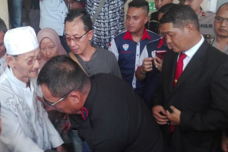 Kgs Roni (70) bapak dari Sofyan sopir taksi online yang menjadi korban pembunuhan, ketika menemui Kapolda Sumsel Irjen Pol Zulkarnain Adinegara di Rumah Sakit (RS) Bhayangkara Palembang, Rabu (14/11/2018).