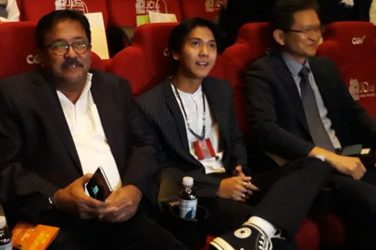 Iqbaal Ramadhan bersama Rano Karno saat menghadiri pembukaan KIFF 2018 di Grand Indonesia, Kebon Kacang, Jakarta Pusat, Kamis (18/10/2018).