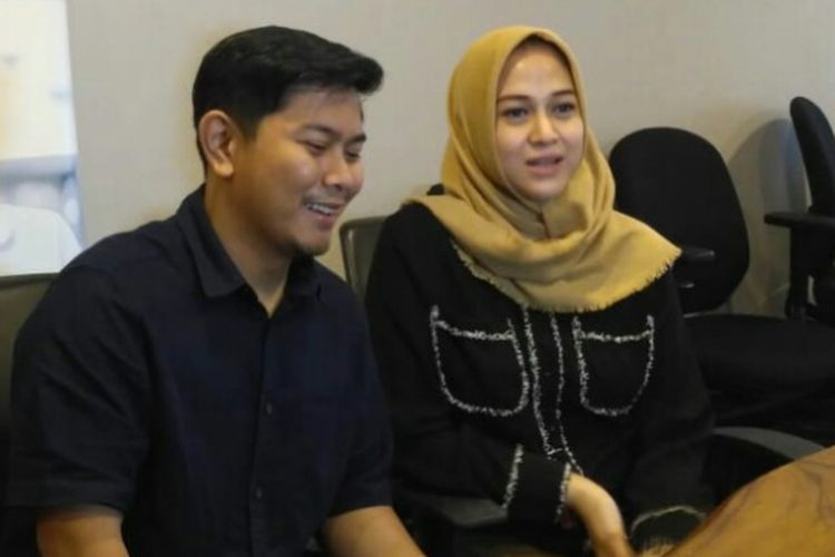 Artis peran Nina Zatulini dan suaminya, Chandra Tauphan, berbicara dalam jumpa pers kelahiran anak kedua mereka di Rumah Sakit Pondok Indah, Jakarta Selatan, Rabu (30/1/2019).