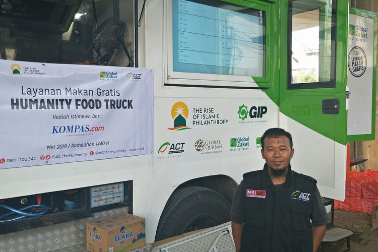 Wege, chef ACT Humanity Food Truck di fly over Cililitan, Kamis (23/5/2019)