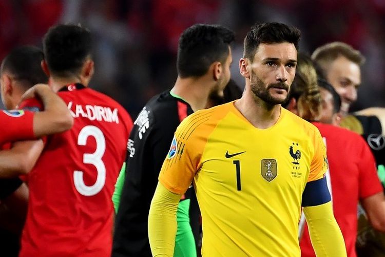 Hugo Lloris meninggalkan lapangan pertandingan seusai laga Turki vs Perancis dalam lanjutan kualifikasi Euro 2020 versus Perancis di Stadion Buyuksehir Belediyesi, 8 Juni 2019. 