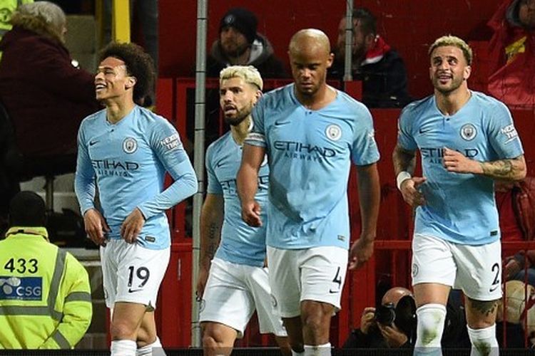Para pemain Manchester City merayakan gol yang dicetak Leroy Sane pada kontra Manchester United di Stadion Old Trafford, 24 April 2019. Manchester City menang 2-0 dalam Derbi Manchester ini.