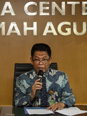 Kepala Biro Hukum dan Humas Mahkamah Agung (MA) Abdullah membacakan salinan putusan kasasi terdakwa kasus Bantuan Likuiditas Bank Indonesia (BLBI) Syafruddin Arsyad Temenggung di Gedung MA, Jakarta, Selasa (9/7/2019). Mahkamah Agung mengabulkan permohonan kasasi yang diajukan oleh terdakwa mantan Kepala Badan Penyehatan Perbankan Nasional (BPPN) Syafruddin Arsyad Temenggung dalam kasus korupsi Surat Keterangan Lunas (SKL) Bank Likuiditas Bantuan Indonesia (BLBI). ANTARA FOTO/Dhemas Reviyanto/hp. *** Local Caption *** 
