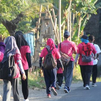 Nursyda Syam, pegiat literasi asal Tanjung, Lombok Utara, Nusa Tenggara Barat, melakukan aksi jalan kaki sejauh 60 km di Kabupaten Lombok Utara untuk mengkampanyekan gerakan literasi bersama timnya yang terdiri dari 15 orang dan didominasi oleh kalangan remaja. 