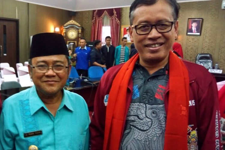 Bupati Gorontalo Utara Indra Yasin (kiri) dan Deputi III Kemenpora Raden Inanta (kanan) saat pembukaan Gala Desa 2018 di Gorontalo Utara, Sabtu (11/8/2018).