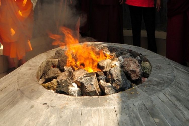 Umat Buddha melakuan ritual pengambilan Api Dharma Waisak di obyek wisata Api Abadi Mrapen, Desa Manggarmas, Kecamatan Godong, Kabupaten Grobogan, Jawa Tengah, Selasa(9/5/2017). 