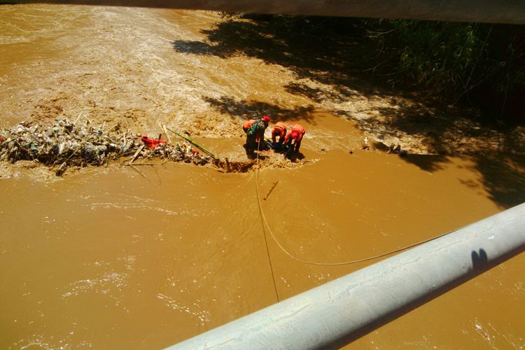 Proses evakuasi mayat tersangkut sampah di bawah jembatan Kali Pepe, Desa Gagaksipat, Boyolali, Jumat (23/2/2018).