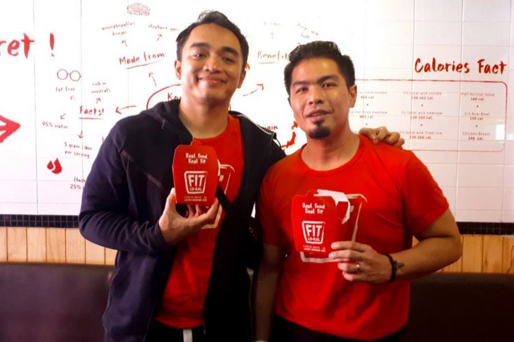 Disk Jockey Dipha Barus dan vokalis Bambang Reguna Bukit atau yang karib disapa Bams dalam peluncuran restoran Fit Lo-Kal di kawasan Cipete, Jakarta Selatan, Rabu (7/3/2018).  