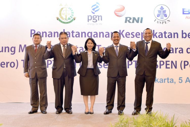 Penandatangan nota kesepahaman (MoU) antara Jamdatun dengan PT Perusahaan Gas Negara (Persero) Tbk., PT Rajawali Nusantara lndonesia (Persero), dan PT TASPEN (Persero), serta Kejaksaan Tinggi Lampung dengan PT PGN (Persero) Tbk. terkait masalah hukum dalam bidang perdata dan tata usaha negara, Kamis (5/4/2018).