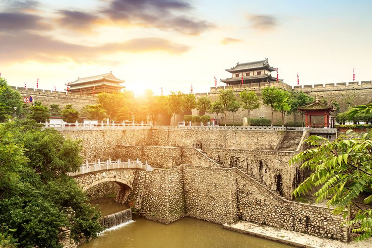 Sisi lain tembok kuno Xian, Tiongkok. Tembok dibangun berdampingan dengan parit berukuran lebar.