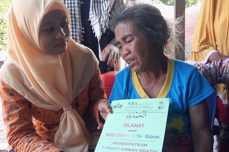 Sahbun (60), Pemulung yang dikenal gigih menerima hadiah umroh dari sebuah perusahaan perjalanan ibadah haji dan umrah di Jakarta,  Nur Rima Al-Waali (NRA) travel.