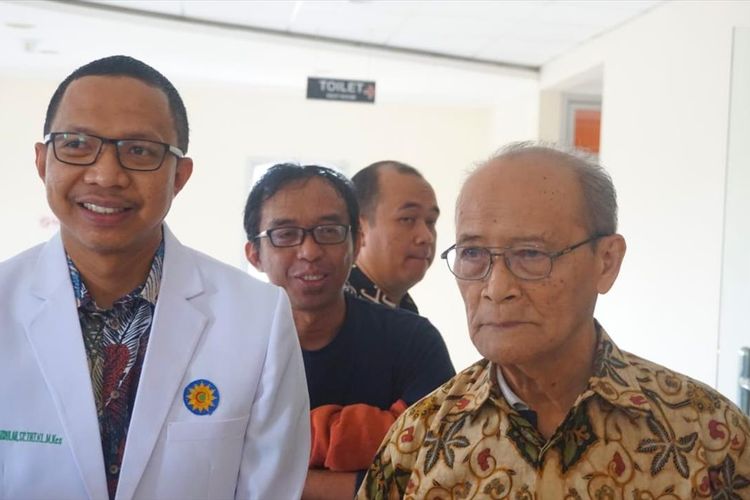 Buya Syafii Maarif saat menemui wartawan di RS PKU Muhammadiyah, Gamping, Sleman.