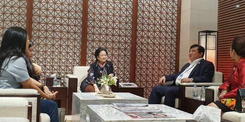 Presiden kelima RI sekaligus Ketua Umum PDIP Megawati Soekarnoputri ketika berbincang dengan pejabat KBRI Seoul, Korea Selatan, pada Senin (26/8/2019). Megawati hadir sebagai pembicara utama dalam acara DMZ International Forum on the Peace Economy 28-29 Agustus nanti.