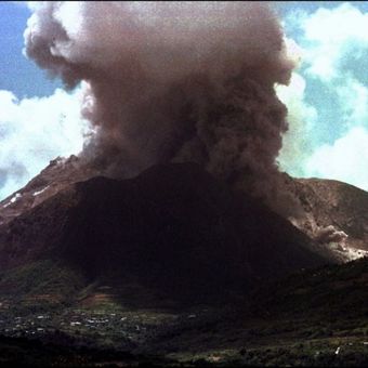 Erupsi gunung berapi di Perbukitan Soufriere, Montserrat, pada 28 Agustus 1997. (AFP/Omar Torres)