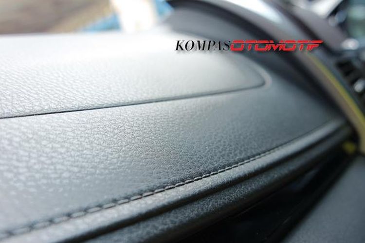 Dasbor Toyota All-New Yaris terlihat seperti dilapisi tapi ternyata hanya menggunakan metode pewarnaan plus detail jahitan di tepi.