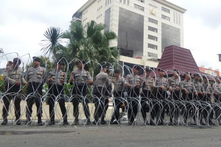 Puluhan polisi berjaga di depan gedung Mabes Polri untuk mengamankan aksi demonstrasi oleh Laskar Pembela Islam di Mabes Polri, Jakarta, Senin (16/1/2017).