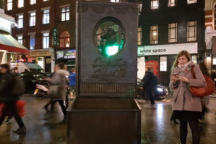 Monumen Agatha Christie dibangun di antara Great Newport Street dan Cranbourn Street di kawasan Covent Garden di London, Inggris. Monumen ini dibangun di Covent Garden karena menurut sejarah, delapan teater telah menampilkan drama karya penulis cerita kriminal yang tersohor itu di tempat ini.