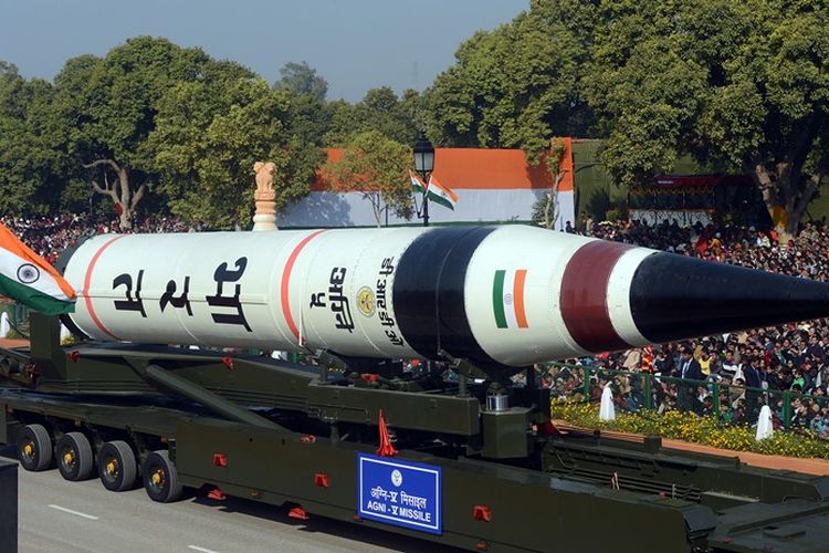 Misil Agni-5 milik India saat dipamerkan ke hadapan publik saat parade perayaan hari republik di New Delhi pada 2013 lalu.