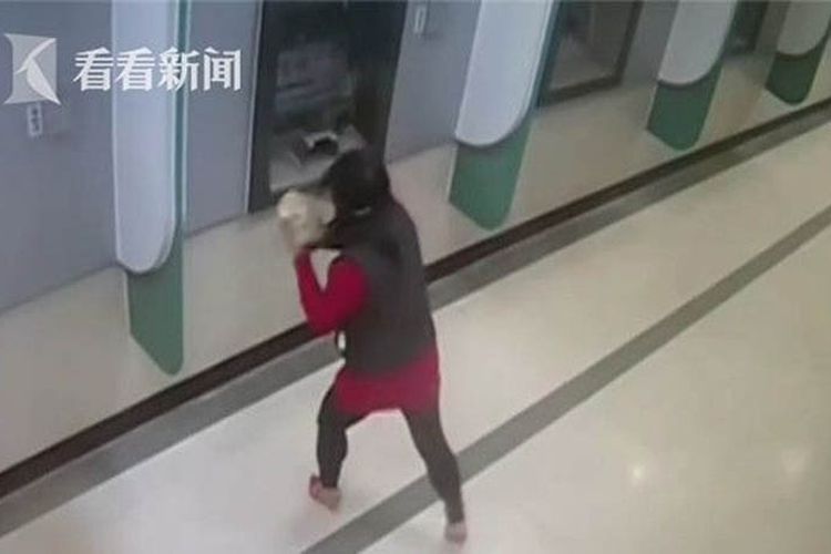 Perempuan yang disebut bernama Li terekam kamera melakukan pengrusakan terhadap mesin ATM.