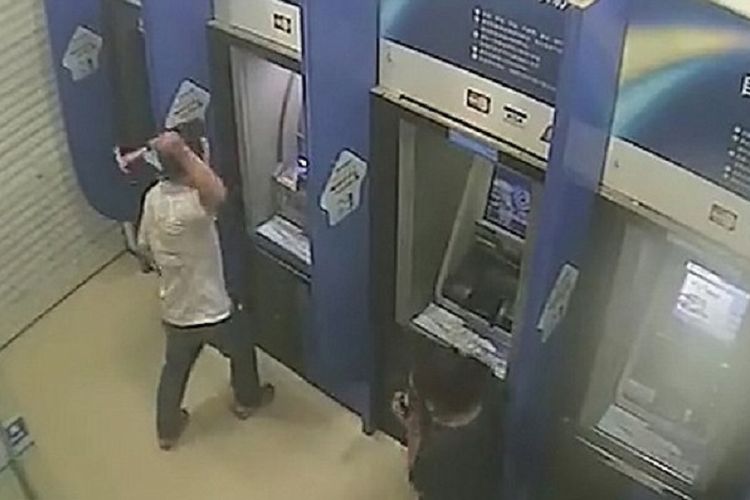 Rekaman kamera CCTV ini memperlihatkan aksi seorang pria saat mengancurkan mesin ATM di sebuah bank di China.