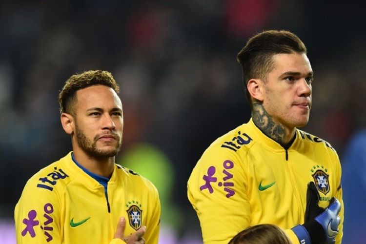 Neymar dan Ederson tengah menyanyikan lagu nasional menjelang laga Brasil vs Kamerun di Milton Keynes, 20 November 2018. 