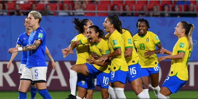 Para pemain timnas putri Brasil merayakan gol yang dicetak Marta (10) ke gawang Italia dalam laga Grup C Piala Dunia Wanita 2019 antara Brasil vs Italia, di Stade du Hainaut, Selasa, 18 Juni 2019.