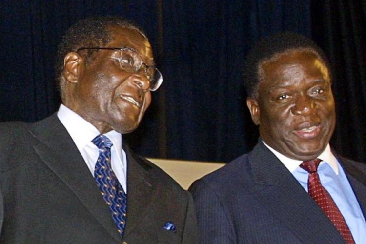 Dalam foto yang diambil pada 2004 ini, terlihat Presiden Zimbabwe Robert Mugabe berbicara dengan Emmerson Mnangagwan yang saat itu baru menjadi kandidat wakil presiden.