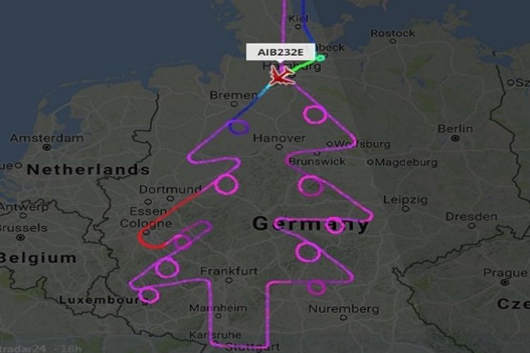 Sebuat citra satelit yang menampilkan pesawat Airbus A380 terbang melewati rute yang membentuk siluet pohon Natal di Jerman