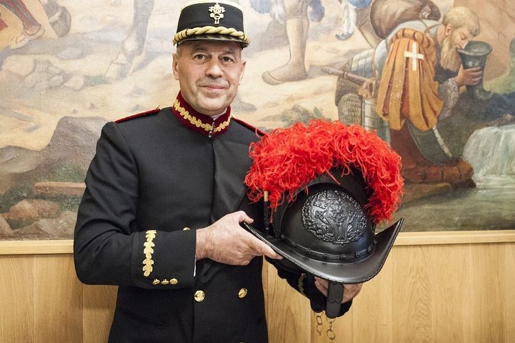 Inilah helm baru berbahan plastik yang bakal dikenakan oleh pasukan Garda Swiss Vatikan.