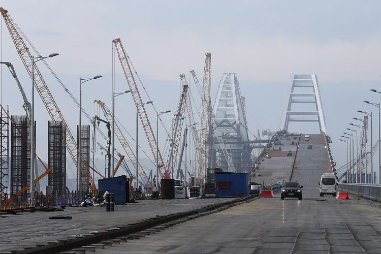 Foto yang diambil pada 14 Maret 2018 ini memperlihatkan proses pembangunan Jembatan Crimea di atas Selat Kerch, Rusia. 