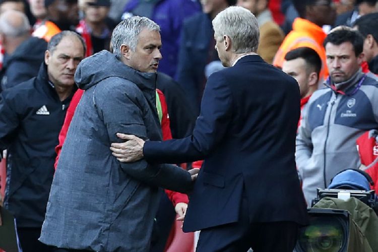 Jose Mourinho bersalaman dengan Arsene Wenger seusai laga Premier League antara Manchester United dan Arsenal di Stadion Emirates, Minggu (7/5/2017). 