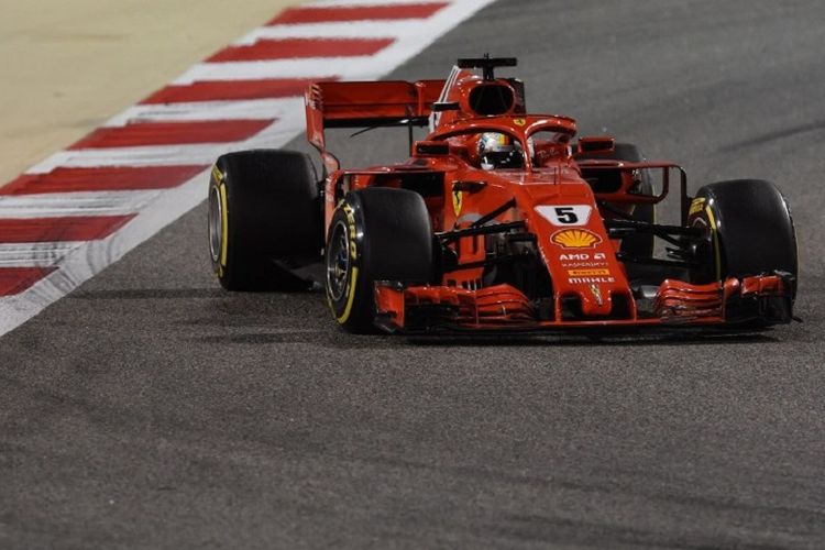 Pebalap Ferrari asal Jerman, Sebastian Vettel, memimpin lomba balap Formula 1 GP Bahrain di Sirkuit Sakhir, Minggu (8/4/2018). 
