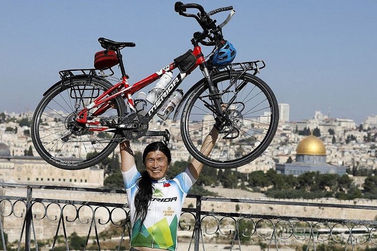 Jacky Chen (40) telah bersepeda melintasi 64 negara selama empat tahun terakhir dan ingin melanjutkan perjalanan keliling dunia dengan sepedanya hingga tiga tahun ke depan.