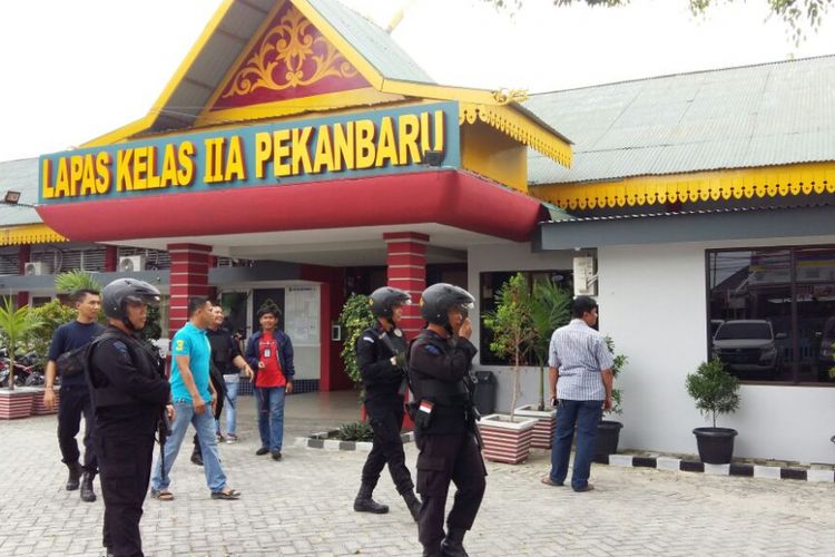 Petugas Brimob Polda Riau melakukan pengamanan pasca penembakan Lapas Pekanbaru, Riau, Minggu (8/7/2018). Kompas.com/Idon Tanjung