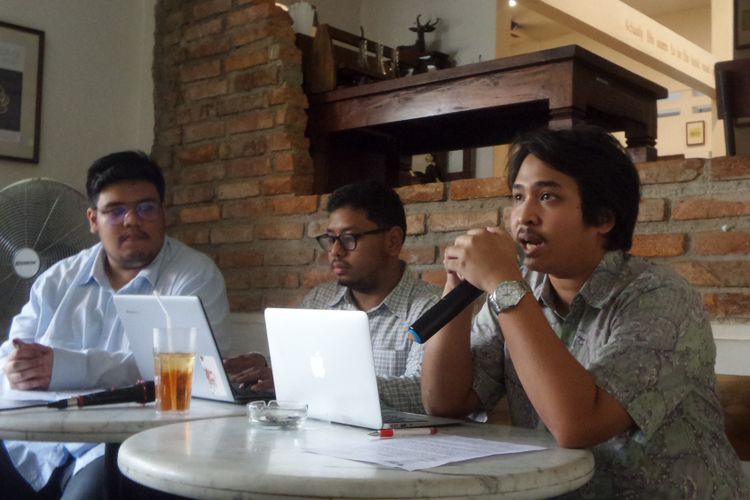 Peneliti MaPPI FHUI Dio Ashar dan Adery Ardhan dalam sebuah diskusi terkait pembentukan Densus Tipikor Polri, di kawasan Cikini, Jakarta Pusat, Minggu (15/10/2017).