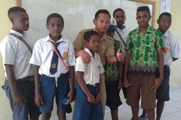 Seorang Guru Garis Depan Sahril Anci bertugas di SMP Negeri Momi Waren Kabupaten Manokwari Selatan, Papua Barat. Ia merupakan satu di antara sekian banyak Guru Garis Depan angkatan pertama yang ditugaskan ke Papua Barat.