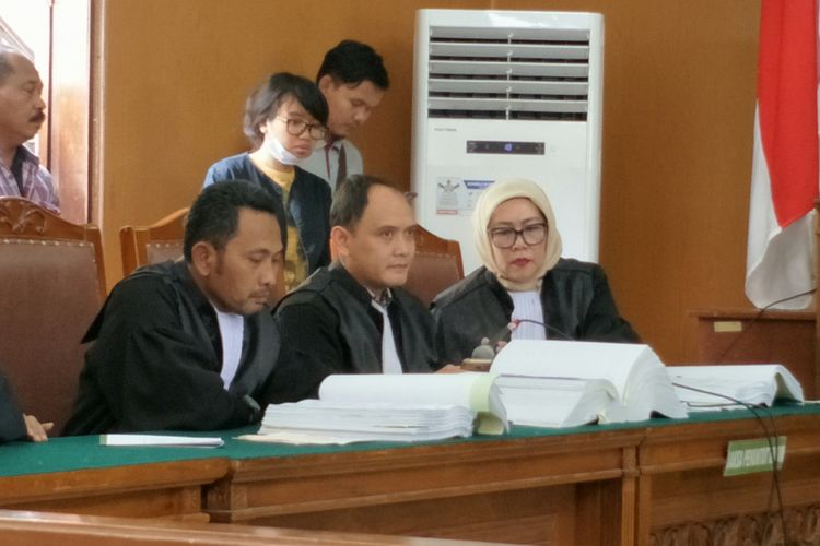 Jaksa penuntut umum (JPU) memutarkan rekaman MP3 berisi ceramah yang disampaikan terdakwa kasus peledakan bom di Jalan MH Thamrin, Aman Abdurrahman, dalam persidangan di Pengadilan Negeri Jakarta Selatan, Selasa (13/3/2018).