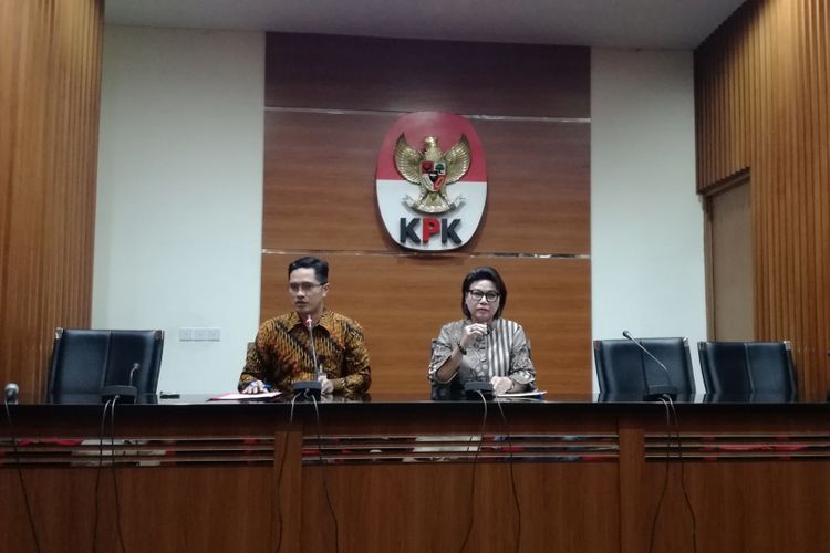 Juru Bicara KPK Febri Diansyah dan Wakil Ketua KPK Basaria Panjaitan dalam konferensi pers di Gedung KPK, Jakarta, Selasa (30/10/2018)