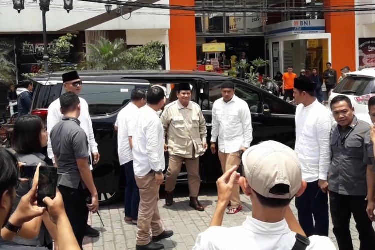 Di sela kegiatannya di Bandung, Jumat (8/3/2019), calon presiden nomor urut 02 Prabowo Subianto menyempatkan shalat Jumat di Masjid Raya Bandung.  Prabowo tiba di area masjid pukul 11.50 WIB. Ia sempat menyapa beberapa warga yang berada di pintu samping Masjid Raya.