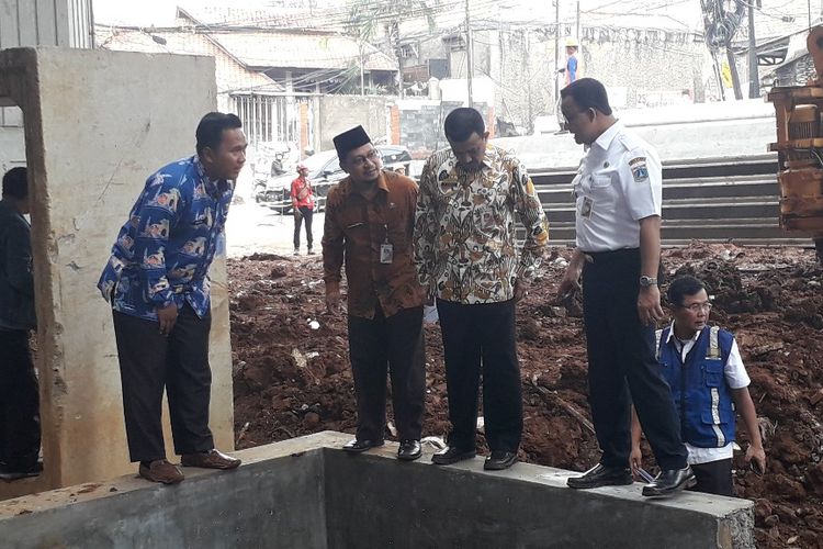 Gubernur DKI Jakarta Anies Baswedan menginspeksi proyek Tol Becakayu di kawasan Cawang, Kamis (4/4/2019).
