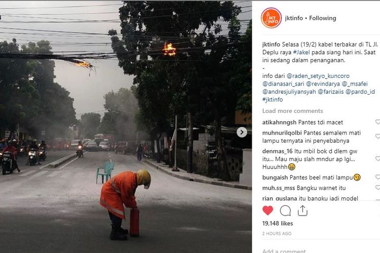 Kabel terbakar Jalan Deplu Raya, Jakarta Selatan, Selasa (19/2/2019).