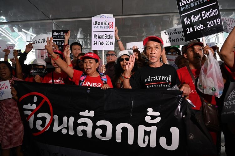 Massa aktivis anti-junta menggelar aksi di Bangkok, pada 8 Januari, mendesak segera dilangsungkannya pemilihan umum.