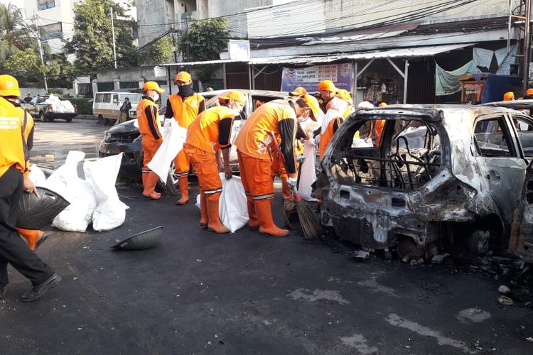 Situasi Asrama Brimob berangsur kondusif, petugas mulai bersihkan puing di sepanjang Jalan KS Tubun pada Rabu (22/05/2019).
