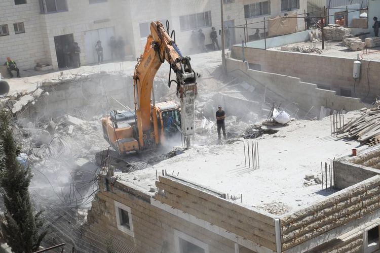 Eskavator menghancurkan bangunan Palestina yang diduga dibangun tanpa izin di distrik Al-Issawiya, Jerusalem Timur.