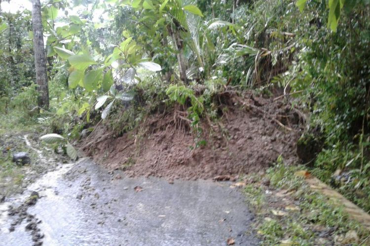 Material longsor menutup jalan desa di Bigaran, Kecamatan Borobudur, Kabupaten Magelang l, Senin (8/1/2018).