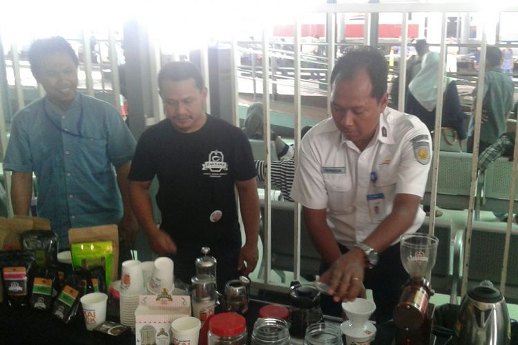 Petugas PT KAI mencoba meracik kopi di Stasiun Solo Balapan di Solo, Jawa Tengah, Rabu (31/1/2018).