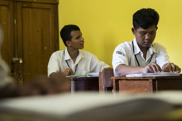 Pelajar tunanetra mengikuti Ujian Nasional Berbasis Kertas dan Pensil (UNKP) di Sekolah Luar Biasa Negeri (SLBN) A Kota Bandung, Jawa Barat, Senin (1/4/2019). Sebanyak 13 peserta didik tunanetra mengikuti ujian tersebut yang berlangsung dari tanggal 1, 2 dan 4 April 2019.